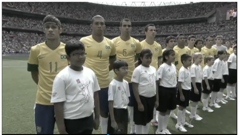 Trecho pausado de reportagem do Jornal da Record, em que se mostra a imagem do jogo FIFA Soccer enquanto fala sobre a seleção brasileira